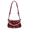 Bolso nube plisado burdeos con cadena de perlas y detalle de nudo en la correa de hombro - Rojo