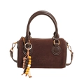 Donkerbruine suède Boston tas met lederen biezen en houten kralen kwastjes hanger - Bruin