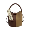 Bolso de cubo bicolor en cuero café y caqui con correa de tela y acabado de lujo - Caqui