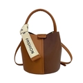 Bolso saco bicolor retro en cuero marrón oscuro y caramelo con textura de grano - Marrón