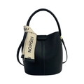 Bolso cubo vintage de cuero lichi negro con pañuelo estampado y asa superior - Negro