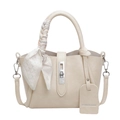 Sac seau crème avec anse en foulard de soie et fermoir métallique chic sur blanc - Blanc