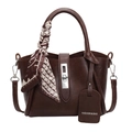 Sac à main marron foncé en cuir grainé avec foulard décoratif et boucle argentée - Marron