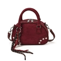 Borsa a tracolla rosso scuro in pelle scamosciata con borchie e portachiavi intrecciato - Con Ciondolo / Rosso