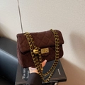 Borsa a spalla trapuntata in camoscio marrone con catena dorata e ciondolo a sfera oro - Marrone