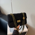 Borsa a spalla in pelle scamosciata trapuntata nera con catena d'oro e sfera regolabile - Nero