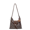 Sac fourre-tout tendance imprimé léopard avec détails marron et breloque ours - Avec Pendentif / Blanc Cassé
