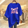 Detail eines blauen Oversize-Baumwoll-T-Shirts mit rosa Graffiti-Print und Text-Design - Blau Baumwolle