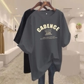 Dunkelgraues lockeres Baumwoll-T-Shirt mit weißem Cadence-Buchstabenprint und überschnittenen Schultern - 3XL / Grau