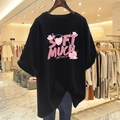 Losvallend zwart katoenen T-shirt met roze 'SOFT MUCH' belettering en grafische print - 3XL / Zwart Puur Katoen