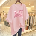 Übergroßes rosa Baumwoll-T-Shirt mit Cartoon-Grafiken und Soft Much Attack-Schriftzug - Rosa Baumwolle