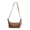 Bolso de hombro marrón en forma de medialuna con pliegues verticales y cremallera - Marrón