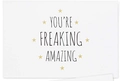 Biglietto motivazionale You Are Freaking Amazing con stelle dorate su bianco - Stile Sorprendente Motivazionale (KP29)
