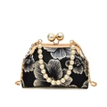 Elegante borsa da sera nera con ricamo floreale, manico di perle e catena d'oro - Nero
