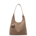 Grande borsa tote in finta pelle marrone opaca con ciondolo a cilindro in stile Hobo - Cachi
