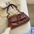 Borsa a tracolla in pelle oliata marrone con motivo trapuntato e catena metallica - caffè