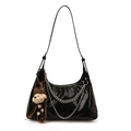 Bolso hobo de cuero negro brillante con cadenas plateadas y colgante de oso de peluche - Con Colgante / Negro