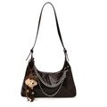 Bolso hobo de charol negro con cadenas plateadas y colgante de oso con lazo de leopardo - Con Colgante / Marrón