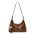 Bolso hobo de charol marrón con cadenas plateadas y colgante de oso de peluche - Con Colgante / Marrón