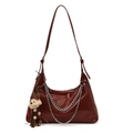 Bolso hobo de cuero encerado burdeos con cadenas plateadas y un colgante de oso - Con Colgante / Rojo