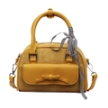 Bolso Boston amarillo de ante con lazo decorativo y cinta de cuadros blanco y negro - Amarillo