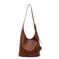 Sac Hobo en cuir grainé marron foncé avec fine bandoulière et pendentif circulaire - Marron