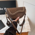 Bolso de montura marrón con remaches dorados y correa ancha de estilo bohemio tejido - café