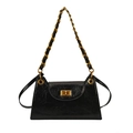 Dettaglio borsa vintage in pelle nera stropicciata con chiusura a scatto dorata - Nero