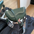 Bolso de montura verde oscuro con tachuelas doradas y correa ancha bohemia - Verde