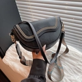 Bolso de silla negro con tachuelas doradas y una correa de lona con estampado étnico - Negro