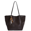 Grande borsa tote in ecopelle marrone scuro con ciondolo in perline di legno - Con Ciondolo / Marrone