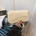 Schicke cremeweiße Umhängetasche aus geprägtem Leder mit Retro-Ethno-Webschultergurt - Gebrochenes Weiß