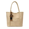 Grande borsa tote beige in pelle liscia con un simpatico ciondolo a forma di coniglio - Con Ciondolo / Bianco Sporco