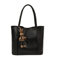 Grande borsa tote nera in ecopelle con un simpatico ciondolo a forma di coniglio - Con Ciondolo / Nero