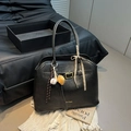 Grote zwarte matte shopper met gouden gesp, ruitjes sjaal en baseball bedeltje detail - Met Hanger / Zwart