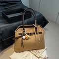 Retro tan suède draagtas met bruine lederen riemen en sportieve bedels decoratie - Met Hanger / Khaki