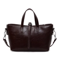 Dunkelbraune Retro-Tasche aus glänzendem Leder mit Tragegriffen und Silberbeschlägen - Kaffeebraun