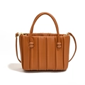 Sac fourre-tout marron caramel avec plis accordéon verticaux et détails métalliques - Marron