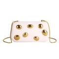 Schicke weiße Abend-Clutch mit dekorativen Gold-Metall-Akzenten und Schlangenkettengurt - Weiß