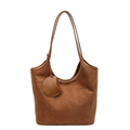 Grande borsa shopper in camoscio marrone con doppi manici e ciondolo decorativo - Marrone