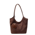 Borsa tote in pelle scamosciata marrone scuro con finiture in pelle e ciondolo - caffè