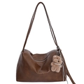 Dunkelbraune matte Ledershopper-Tasche mit Schulterriemen und süßem Teddybär-Anhänger - Mit Anhänger / Braun