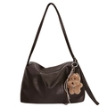 Große schwarze Leder-Shopper-Tasche mit dunkelbraunem Plüschbären-Anhänger und Reißverschluss - Mit Anhänger / Braun