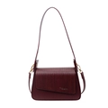 Borsa sottobraccio rosso scuro con patta intrecciata ed elegante design in pelle minimale - Rosso