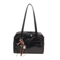 Borsa a tracolla nera minimalista in ecopelle con ciondolo a lettera T grande - Con Ciondolo / Nero