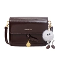 Borsa a tracolla marrone scuro lucida con texture vintage cerata e ciondolo di peluche - Senza Ciondolo / caffè