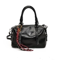 Bolso Boston negro de cuero encerado brillante con borla tejida y correa ajustable - Sin colgante / Negro