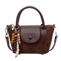 Bolso tipo cubo marrón oscuro con textura de ante y detalles de borlas de madera - Marrón