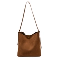 Borsa tote minimalista in pelle scamosciata testa di moro con tracolla sottile e fibbia - Marrone