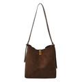 Borsa a secchiello minimalista in pelle scamosciata marrone scuro con fibbia dorata - Marrone